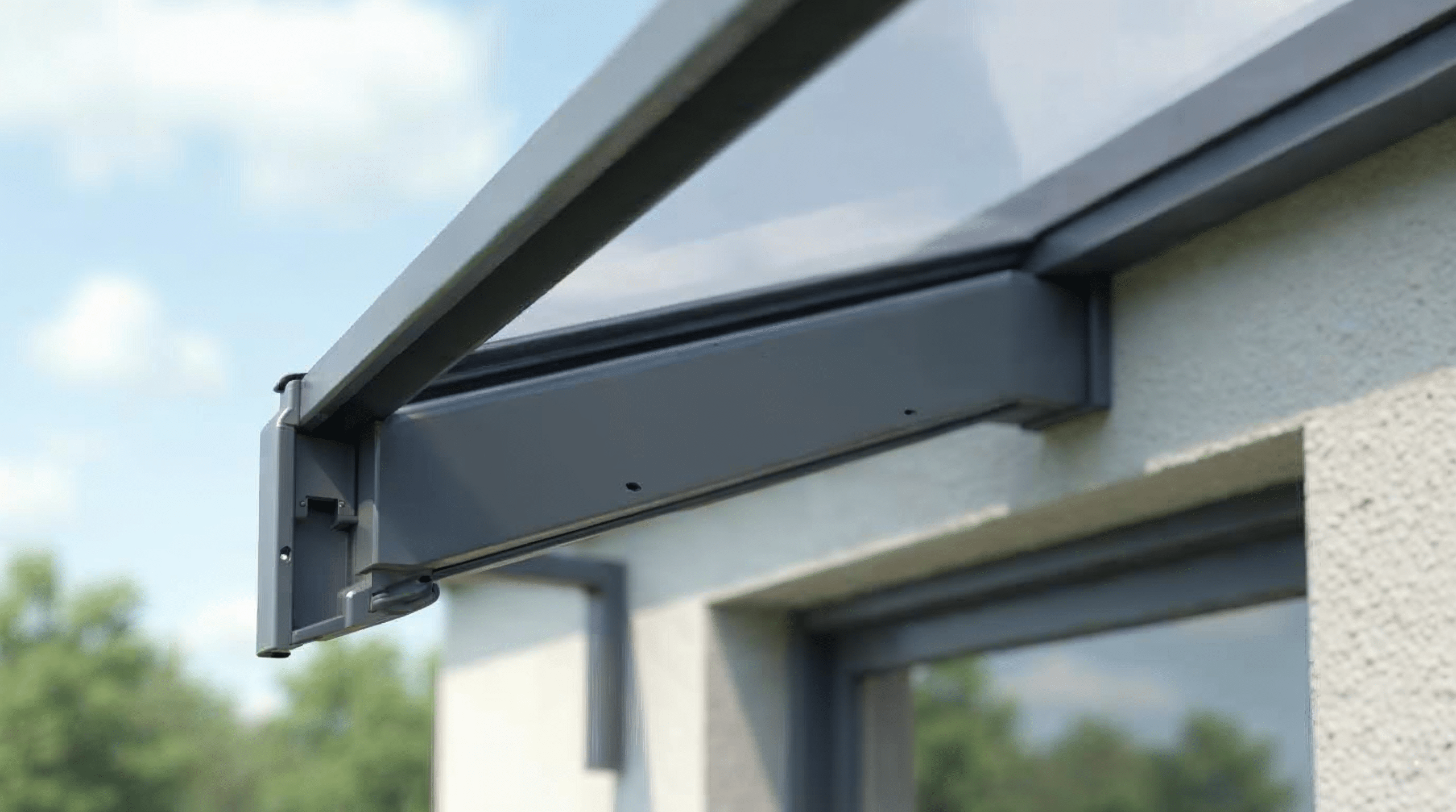 Detailaufnahme Aluminiumprofil mit Glaseindeckung bei einer Terrassenüberdachung