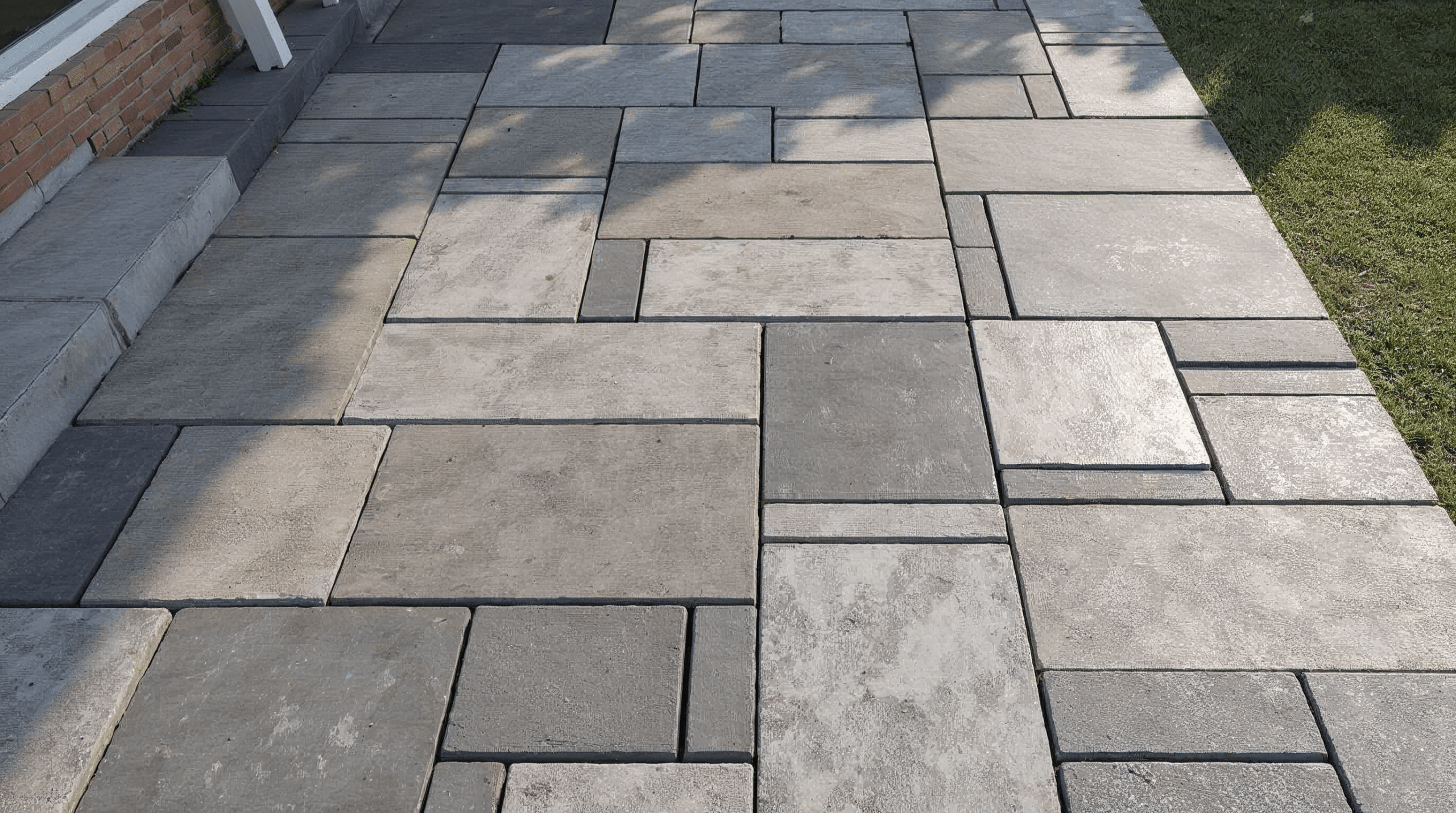 Verschiedene Pflastersteine im Vergleich auf einer Baustelle